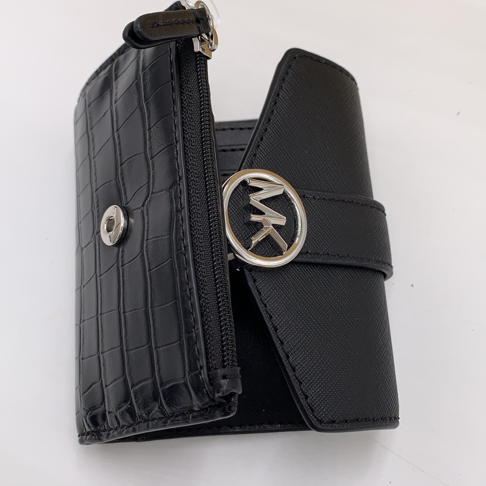 MICHAEL KORS
Carmen Medium Faux Leather Wallet
BLACK COLOR - Picture 10 of 12